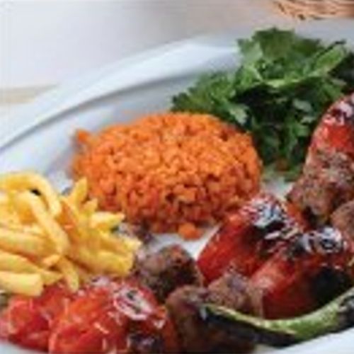 Kebab con tomate